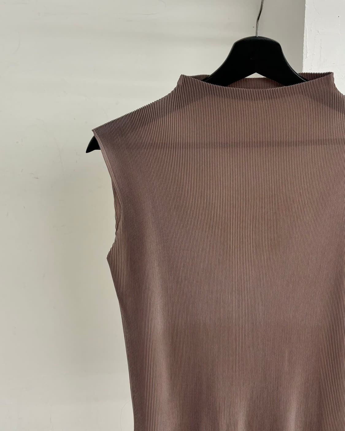 플리츠 플리즈 브라운 모크넥 플리츠 슬리브리스 상품이미지3