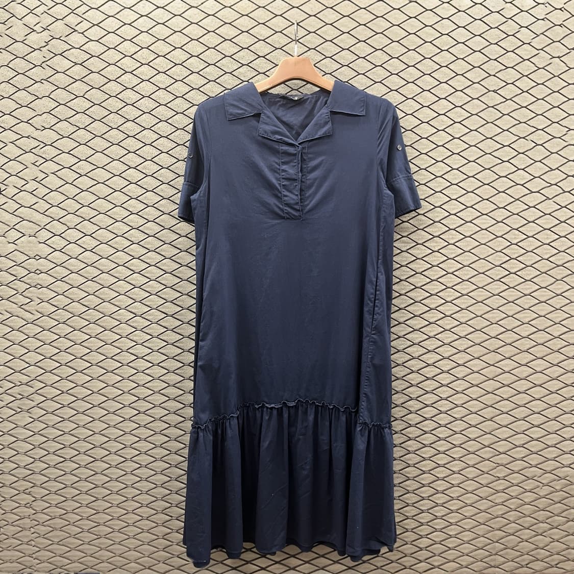 송지오 롱 원피스 네이비 카라넥 밑단 프릴 버튼 디테일 상품이미지2