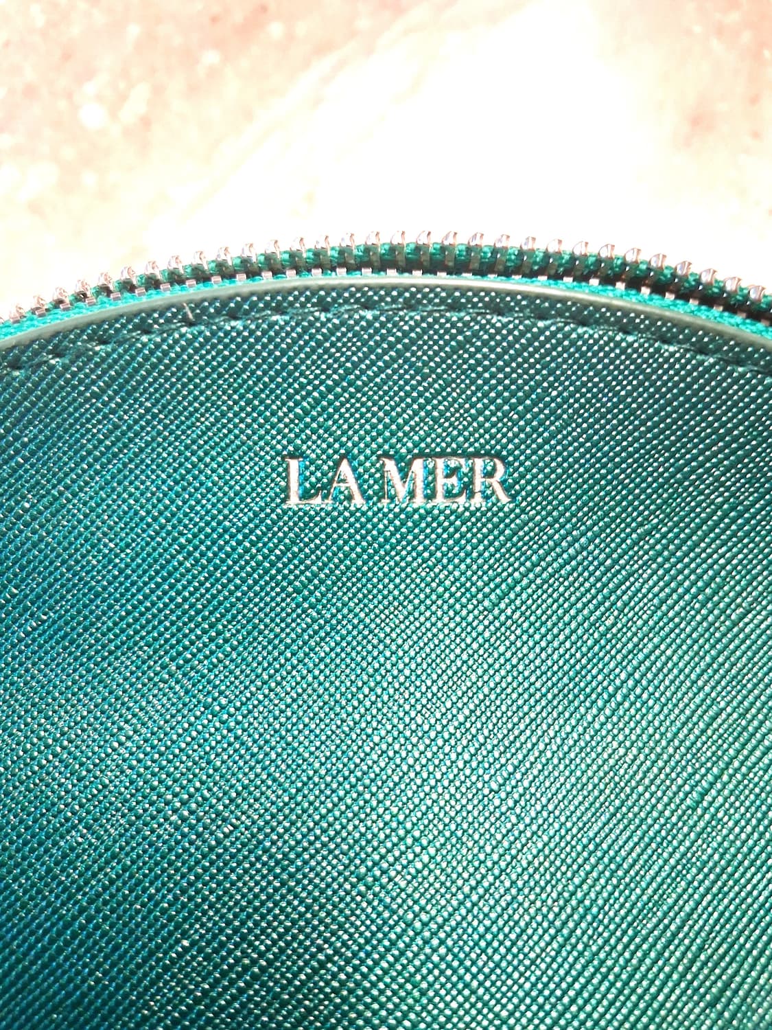 라메르 LA MER 그린 레더 테슬 반원 파우치 (새제품) 상품이미지4