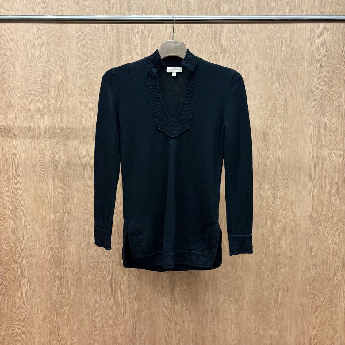 토리버치 브이넥 긴팔 니트 스플릿 카라 벌집 패턴 배색 디테일 블랙 상품이미지2