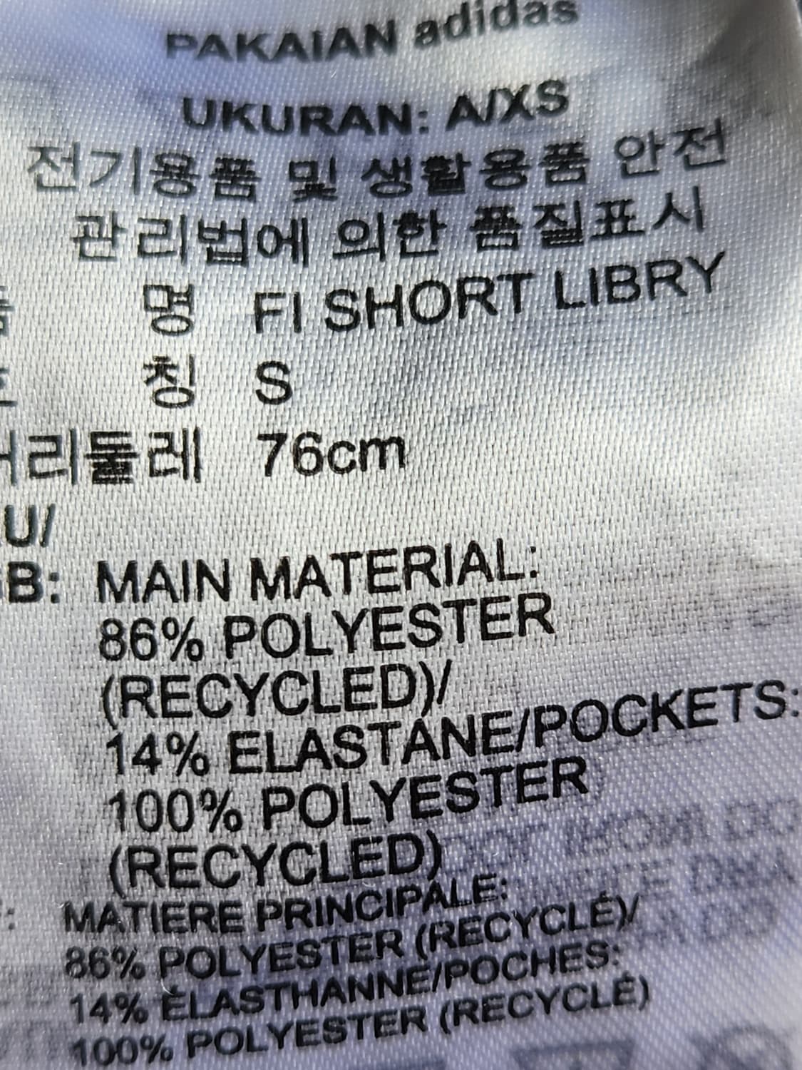 새상품급)아디다스 쇼트 러닝반바지 사이즈S

블랙이라 실제로보면 잘안보이 상품이미지7