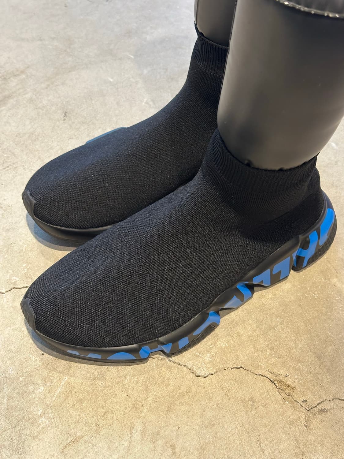 정품 발렌시아가 스피드러너 그래피티  상품이미지1