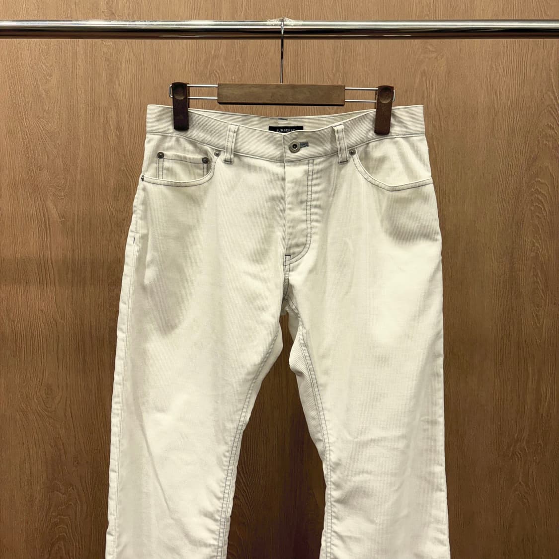 버버리 블랙 라벨 스트레이트 팬츠 골덴 스티치 가죽 패치 디테일 화이트 상품이미지4