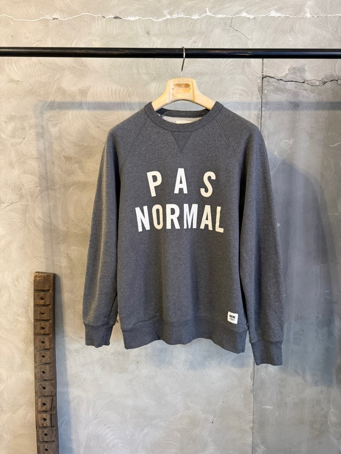 우드 우드 레터링 맨투맨 100 상품이미지1