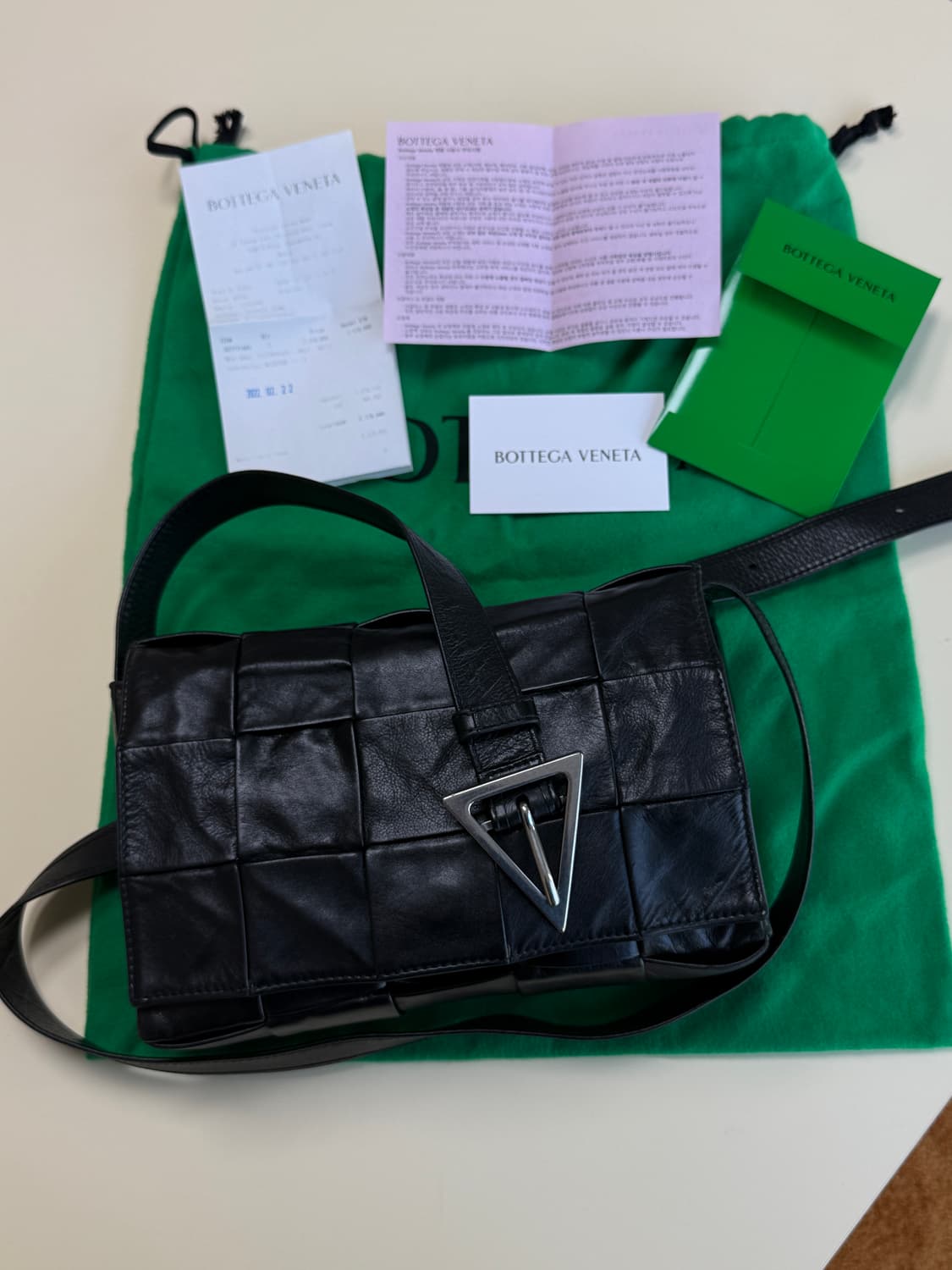 보테가 베네타 카세트백 블랙 유광 상품이미지1