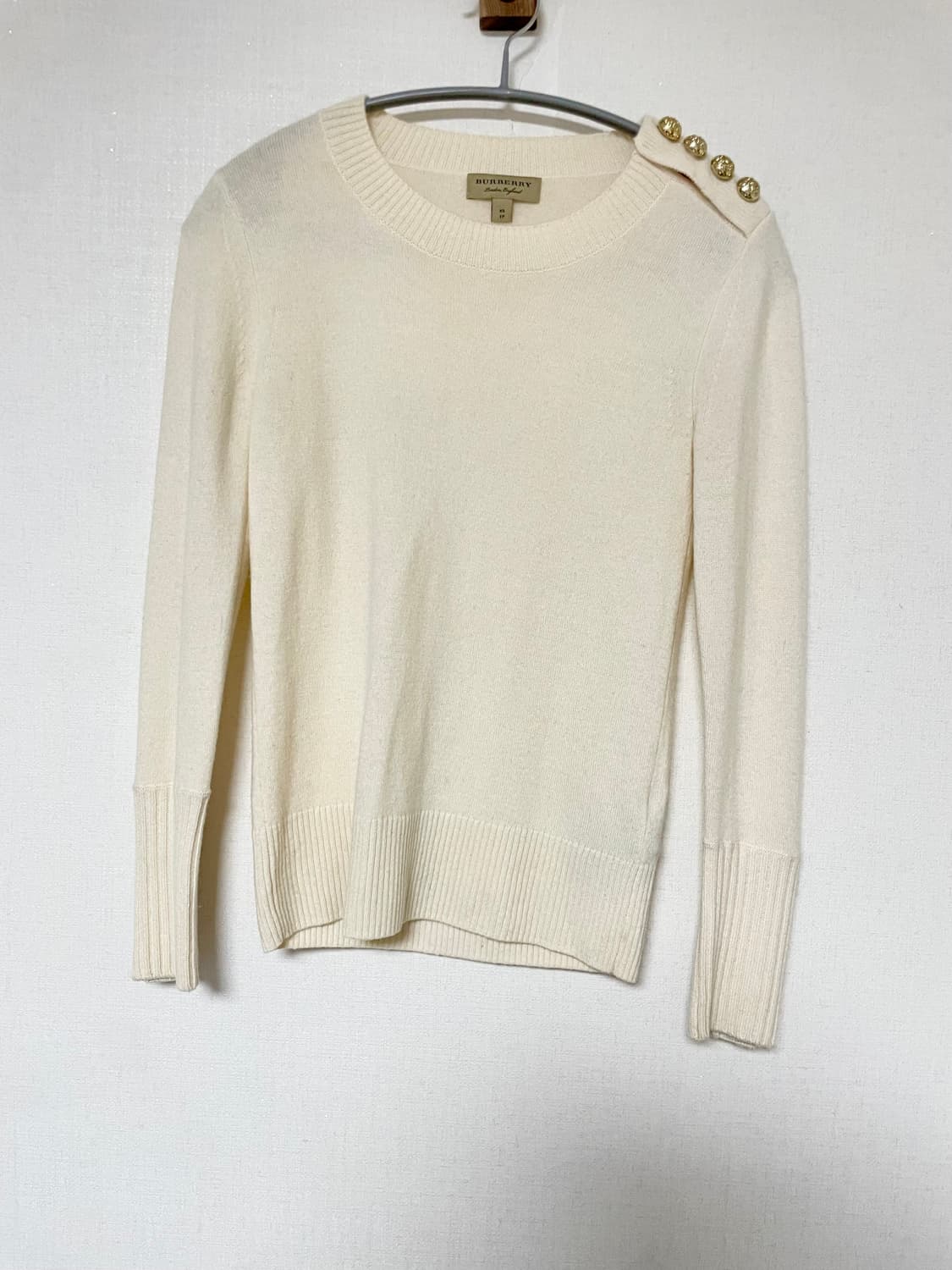 버버리 캐시미어 금장버튼 니트 XS 아이보리 정품 상품이미지1