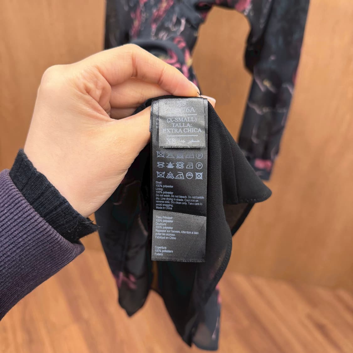 올세인츠 브이넥 미디 원피스 플로럴 프린팅 셔링 밴딩 디테일 슬림핏 블랙 상품이미지7