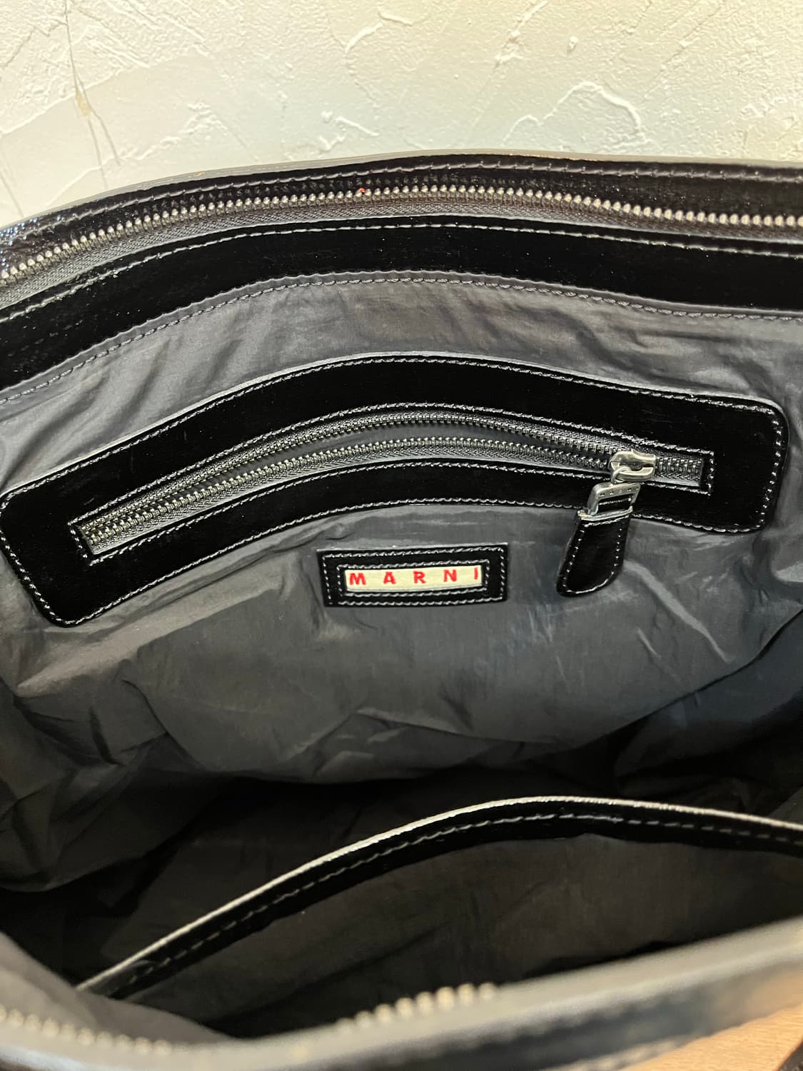 마르니 에나멜 레더 토트백 상품이미지6