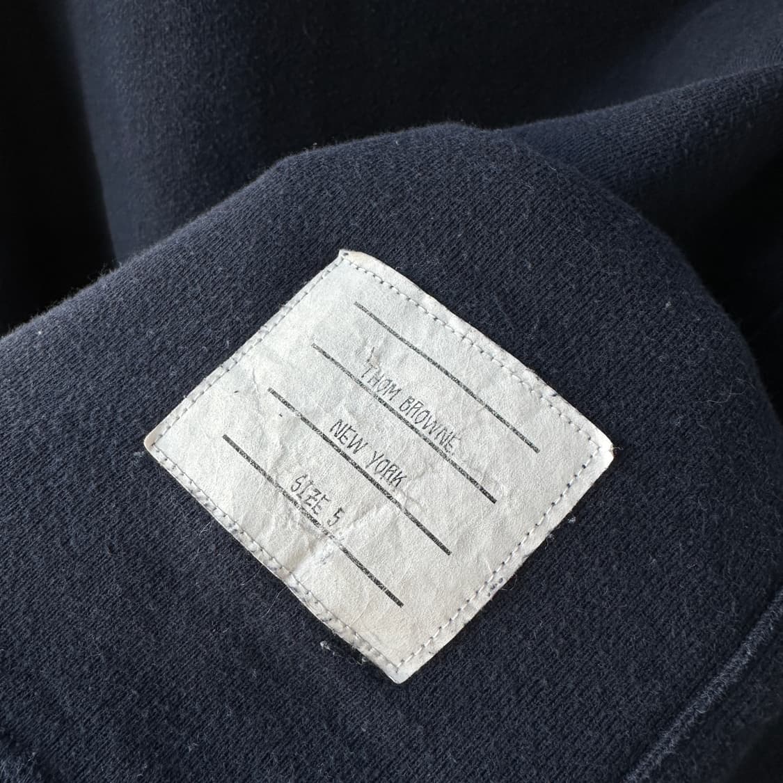 톰브라운 클래식 루프백 4-바 스웨트셔츠 네이비 5사이즈 상품이미지7