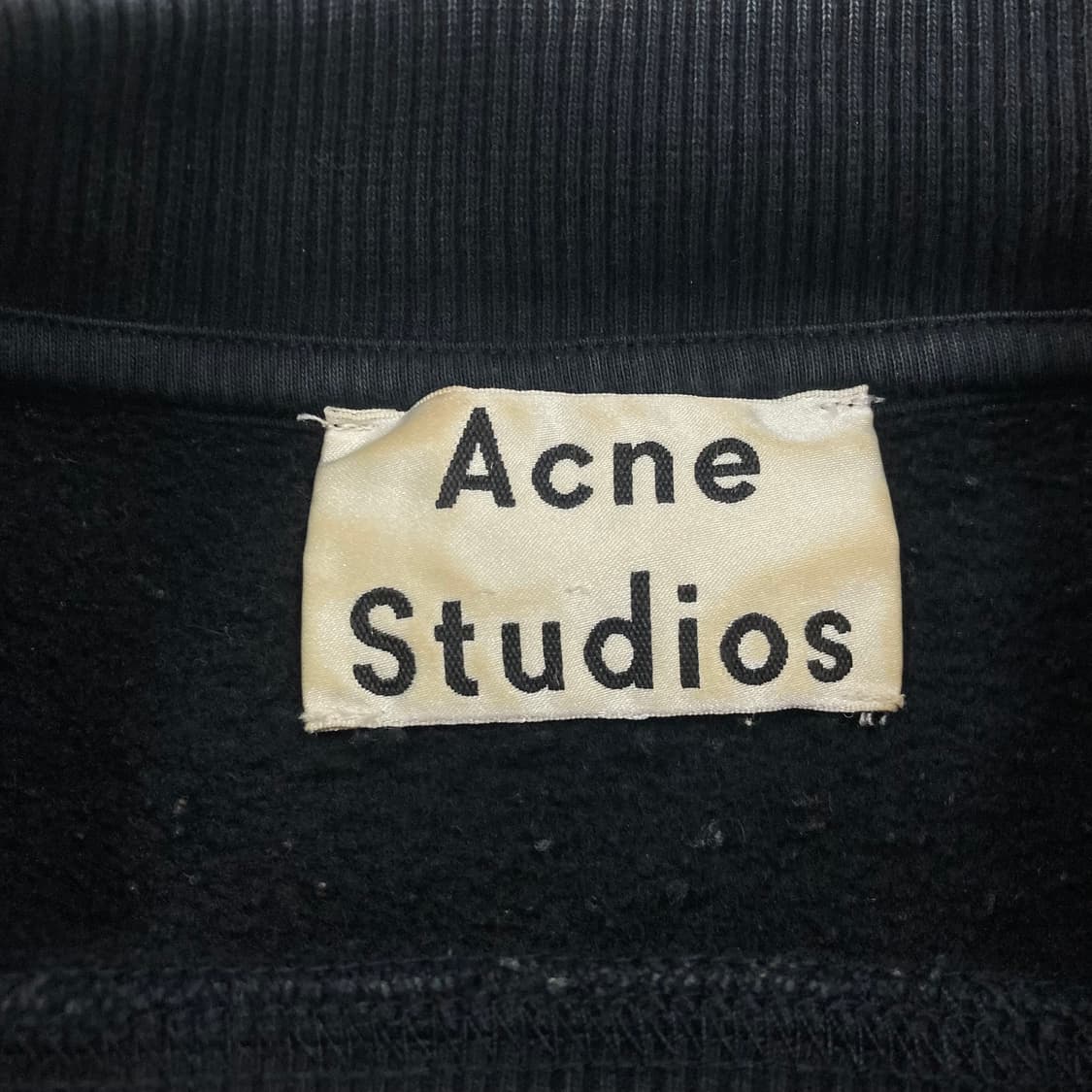 아크네 스튜디오 블랙 컬러 사이드 짚 맨투맨 상품이미지4