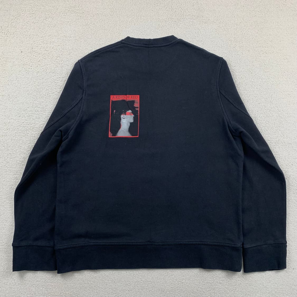 닐바렛 어 카인드 오브 레드 맨투맨 블랙 상품이미지2