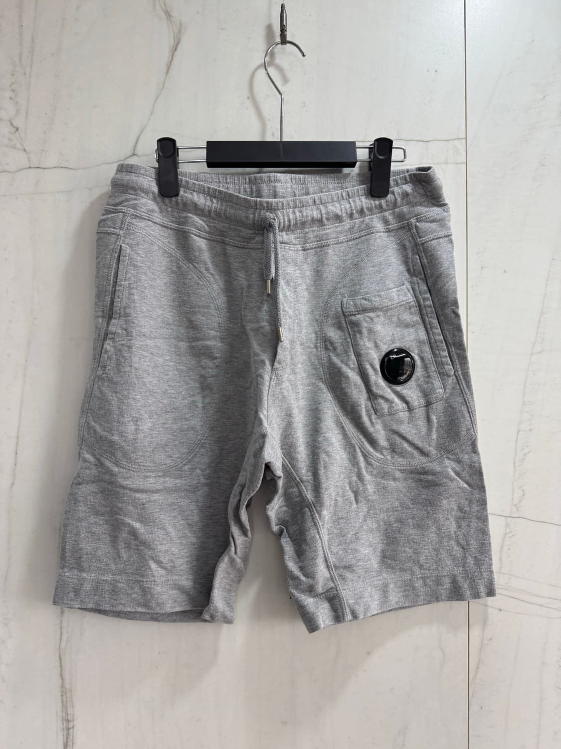 C.P. COMPANY 렌즈 포켓 반바지 상품이미지1