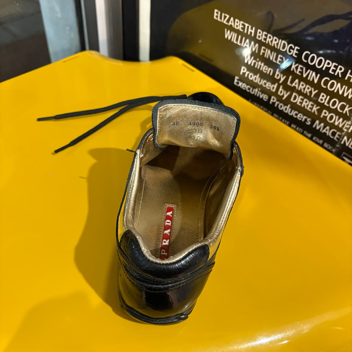 프라다 블랙 에나멜 레더 스니커즈 상품이미지8