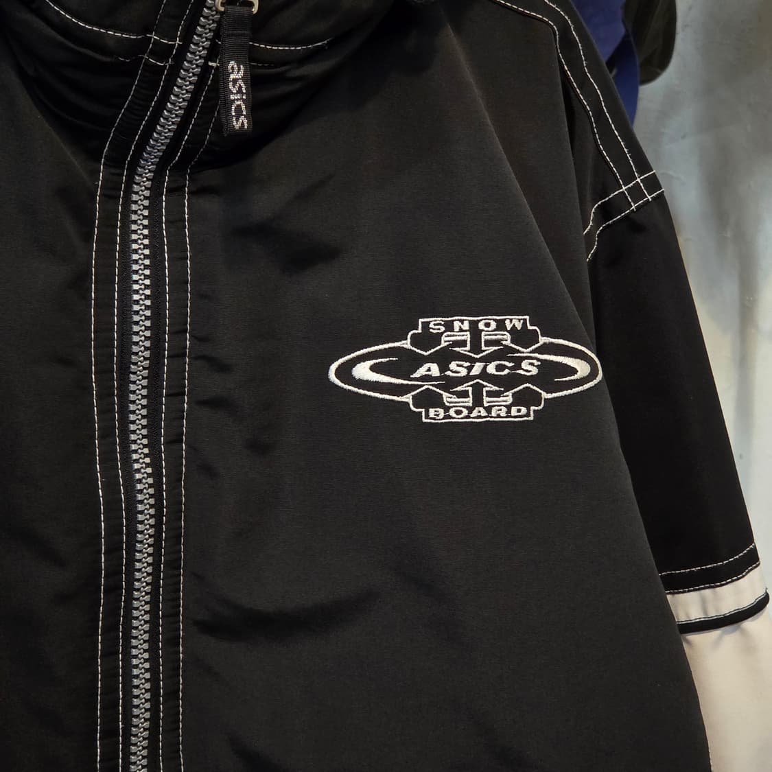 아식스 올드스쿨 배색 누빔 보더 점퍼 상품이미지4