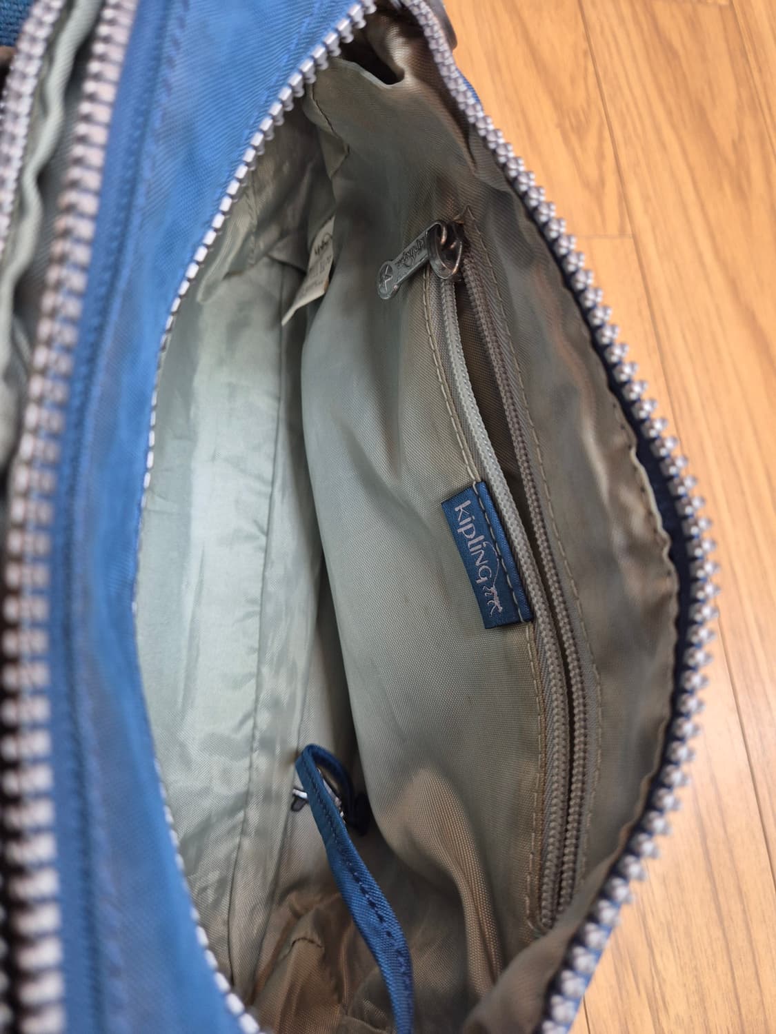 키플링 파란색 크로스백 판매합니다. 가벼운 재질이라서 어깨에 부담이 덜합 상품이미지3