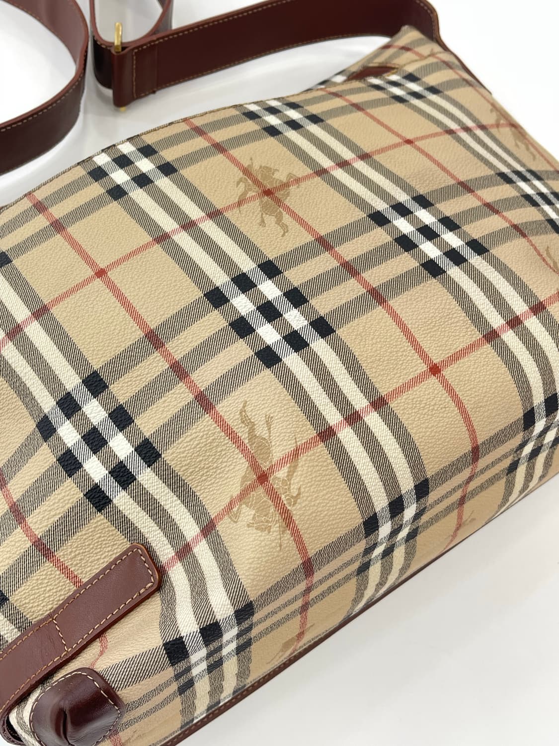 버버리 노바체크 메신저백 (한국 명품 감정서 동봉) 상품이미지4