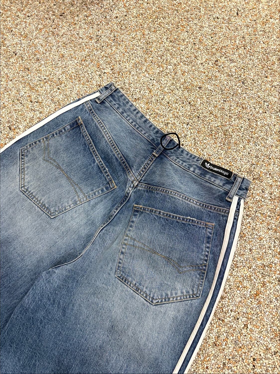 발렌시아가 x 아디다스 라지 배기 트라우저 블루 상품이미지5