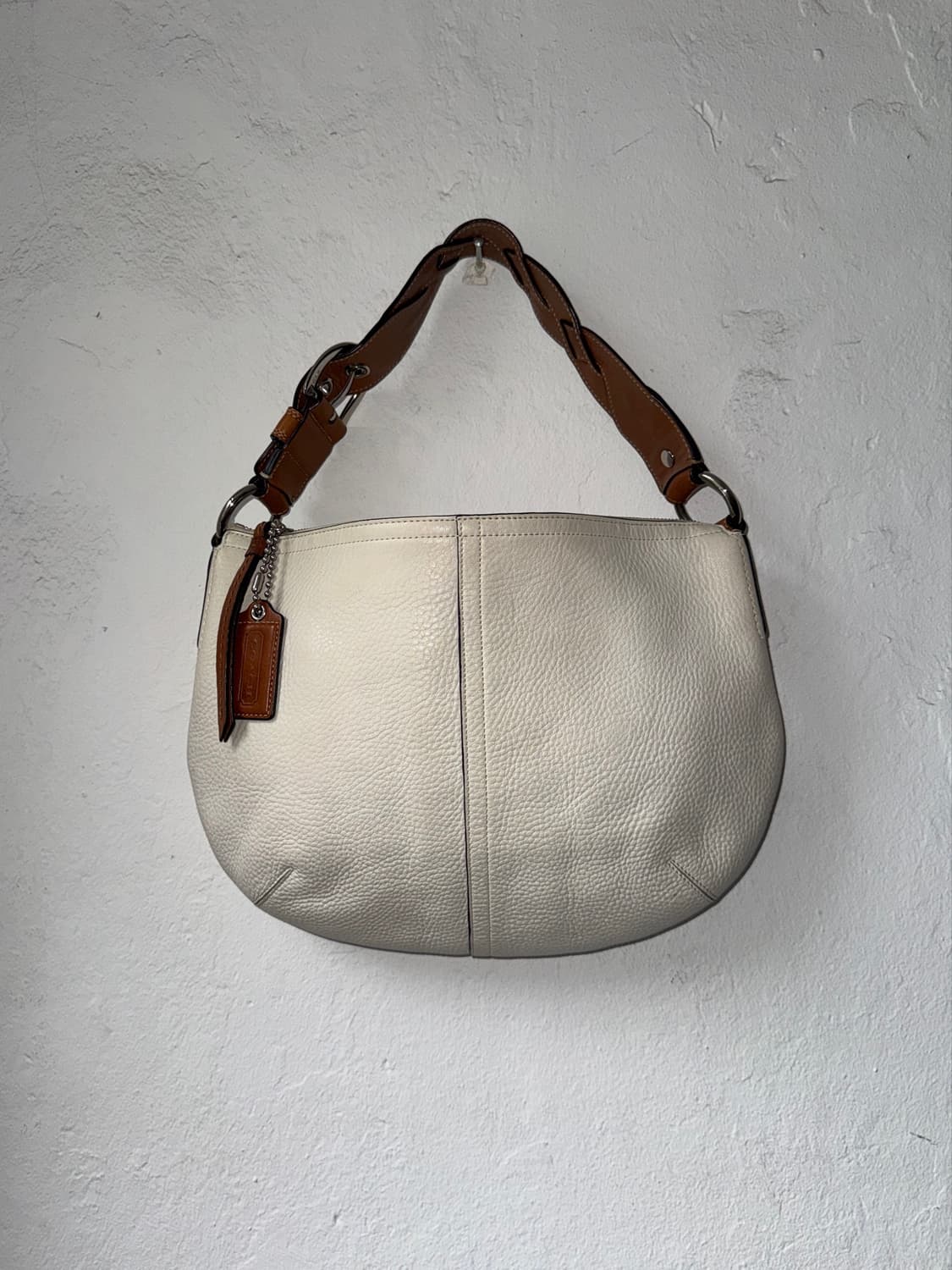coach 코치 아이보리 가죽 꼬임스트랩 호보백 상품이미지1