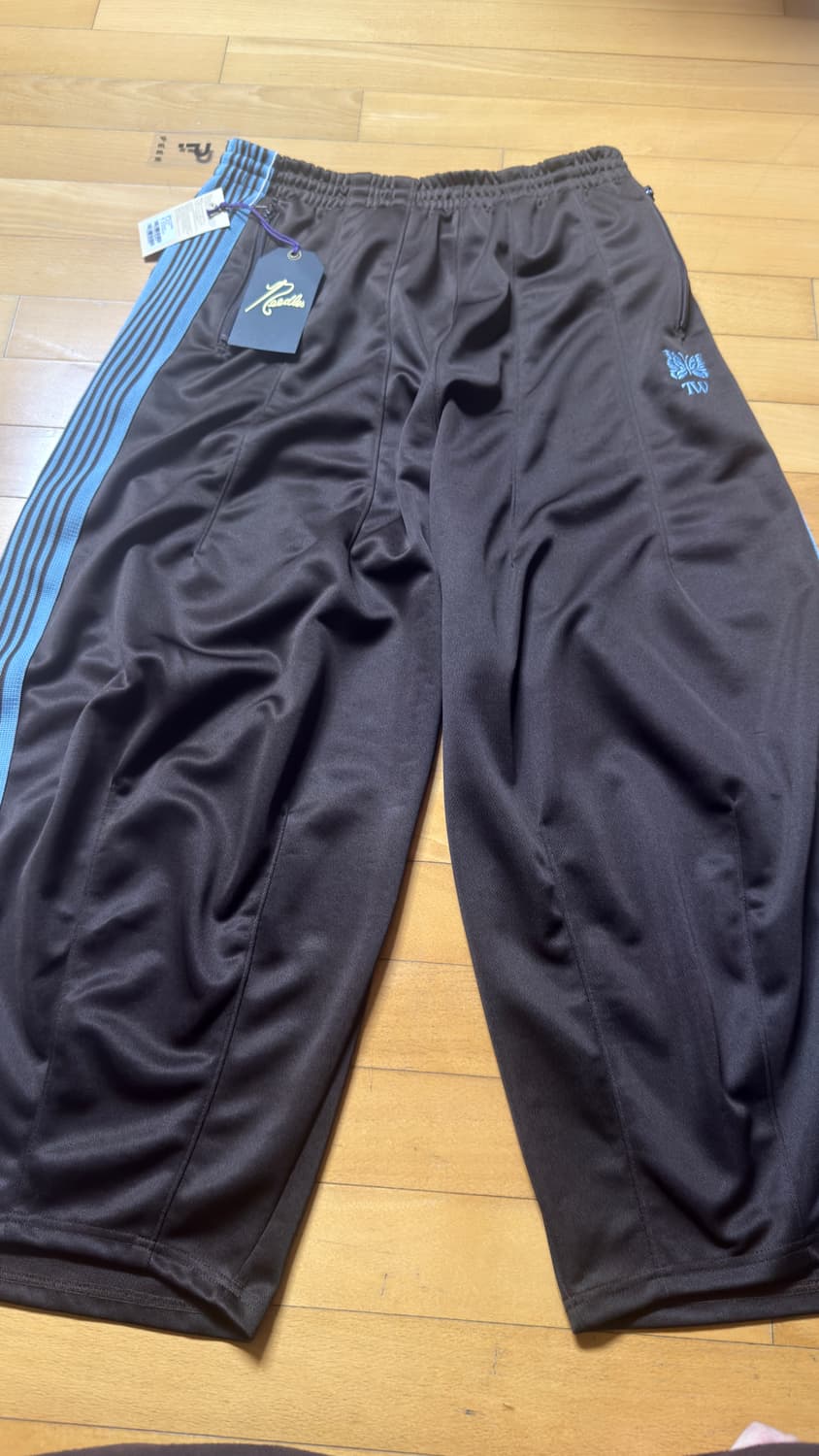 니들스 hd 트랙팬츠 브라운 판매합니다 상품이미지2