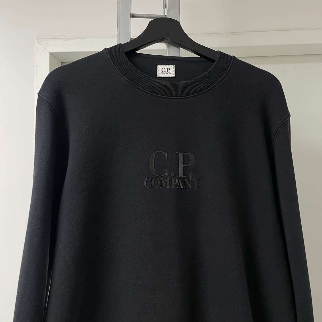CP 컴퍼니 로고 블랙 맨투맨 105 상품이미지2