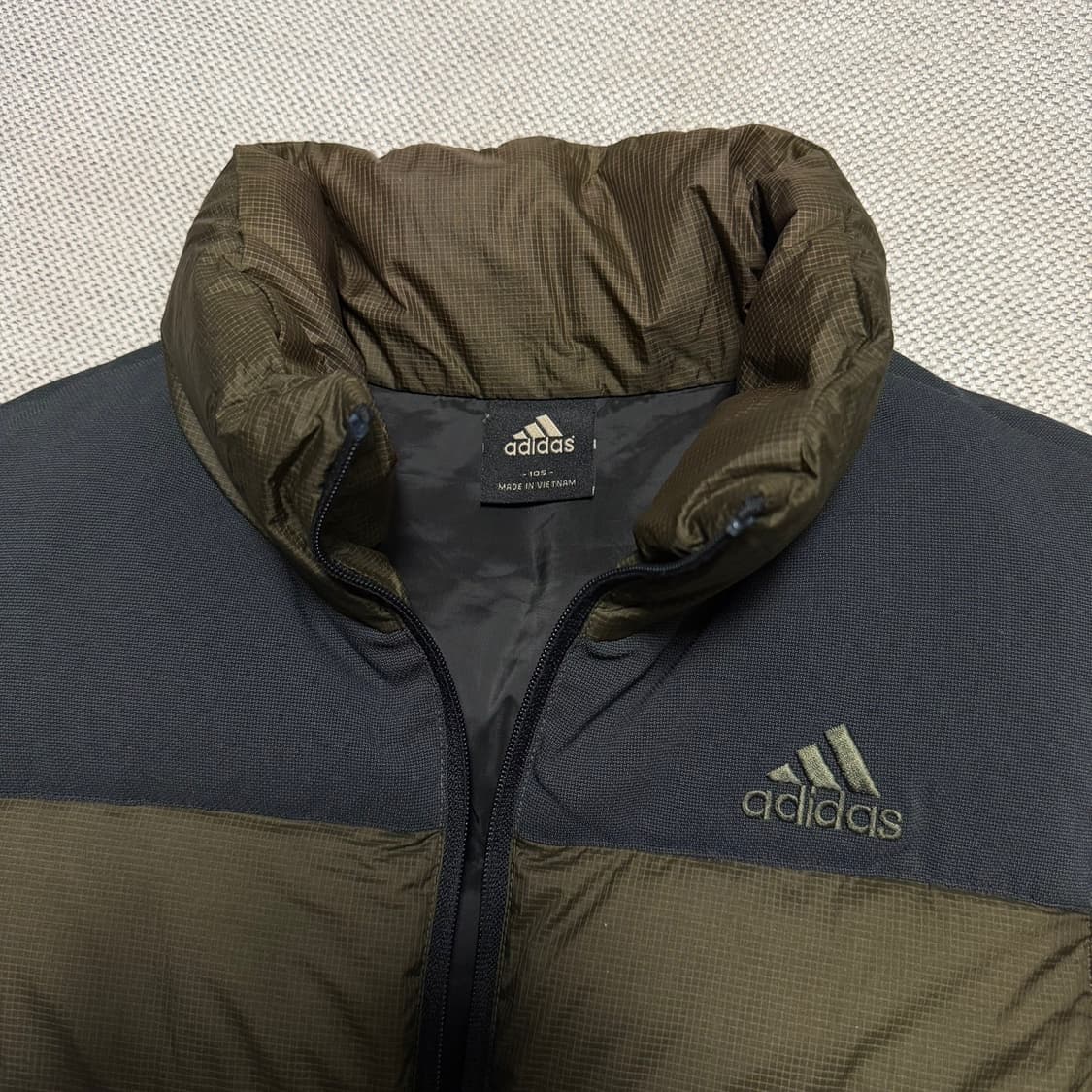 아디다스 카키 패딩 조끼 상품이미지3