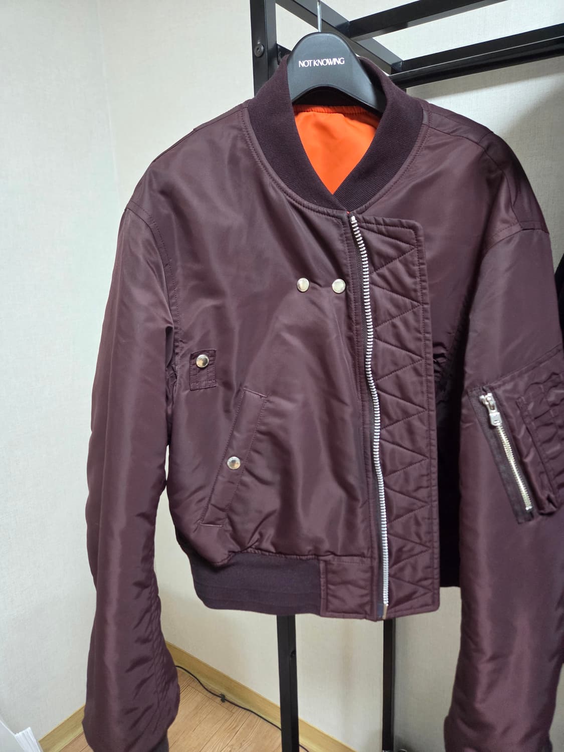 48) 솔로이스트 23AW 크롭 봄버 마룬 상품이미지1