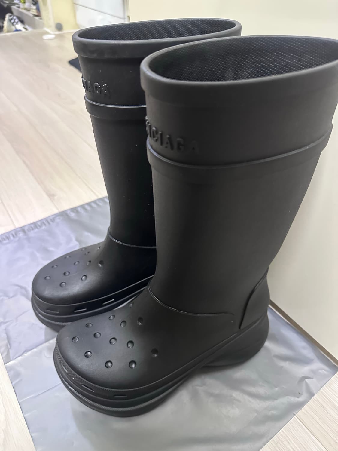 발렌시아가 x 크록스 러버 부츠 블랙 상품이미지2