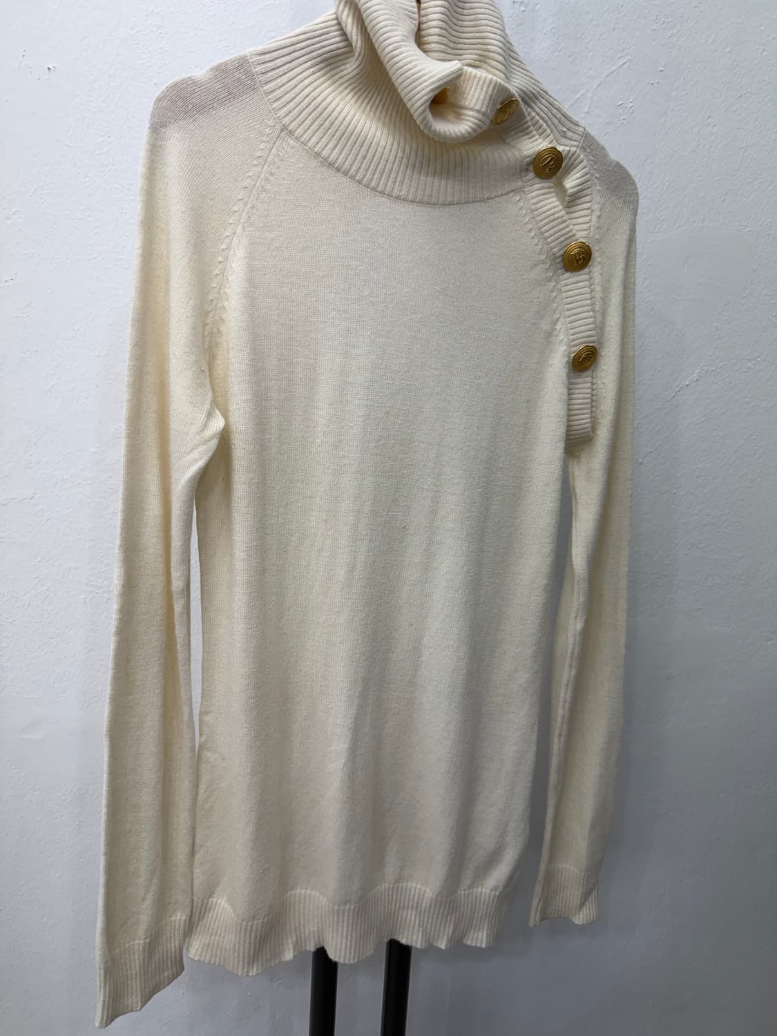 매장판정품) 피에르발망 여성 금장 버튼 터틀넥니트 36 상품이미지2