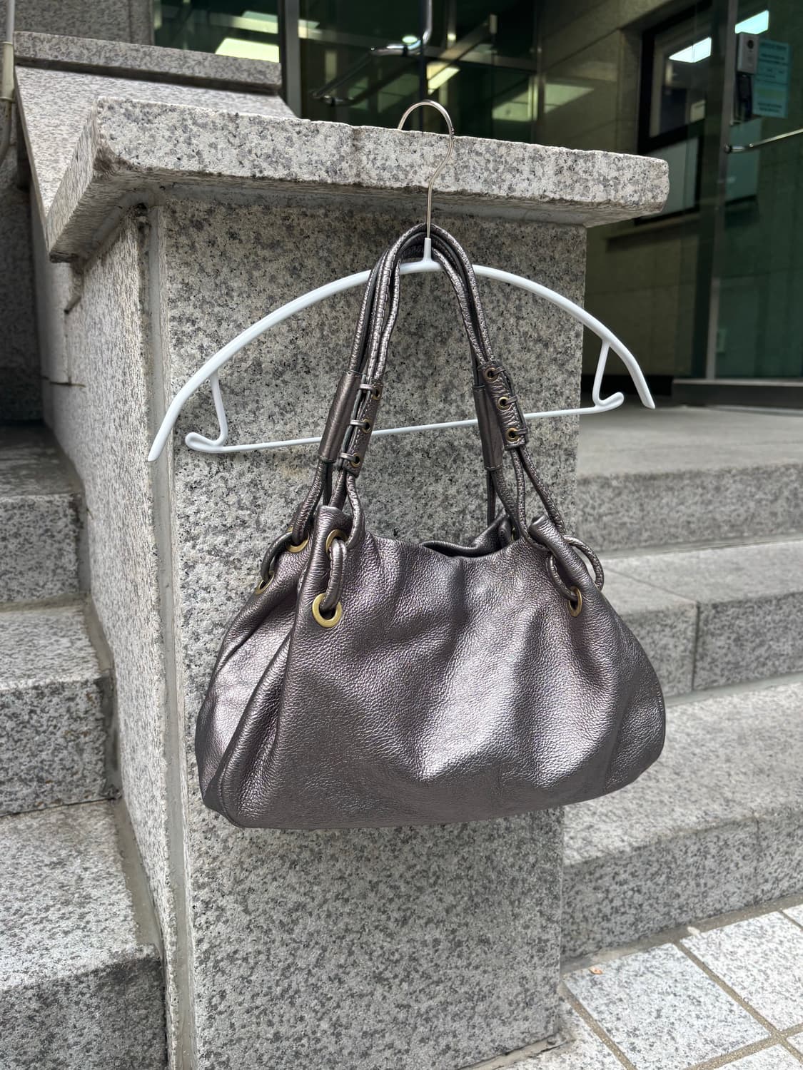 메탈릭 링 스트랩 셰이프 숄더백 상품이미지3