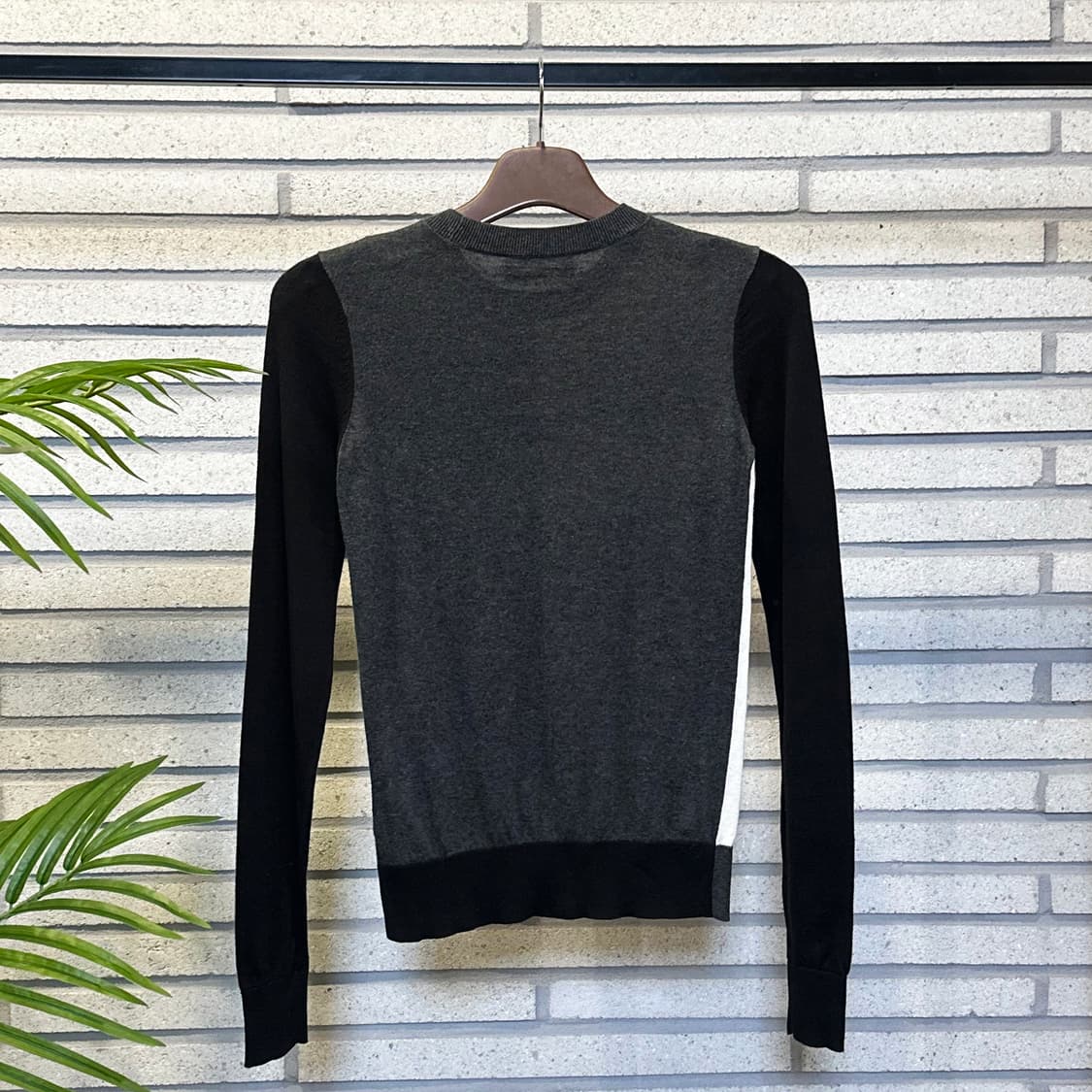 DIESEL 디젤 블랙골드 모노톤 블럭 패턴 니트 소매배색 디테일 상품이미지3