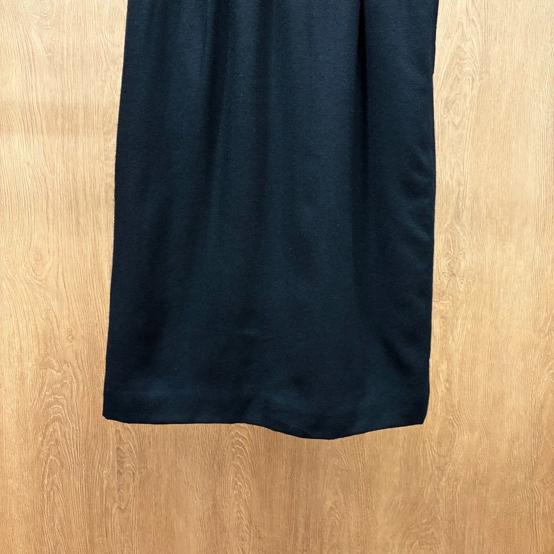 입생로랑 울 블렌드 미디 스커트 미니멀 허리 라인 셔링 버튼 디테일 블랙 상품이미지5