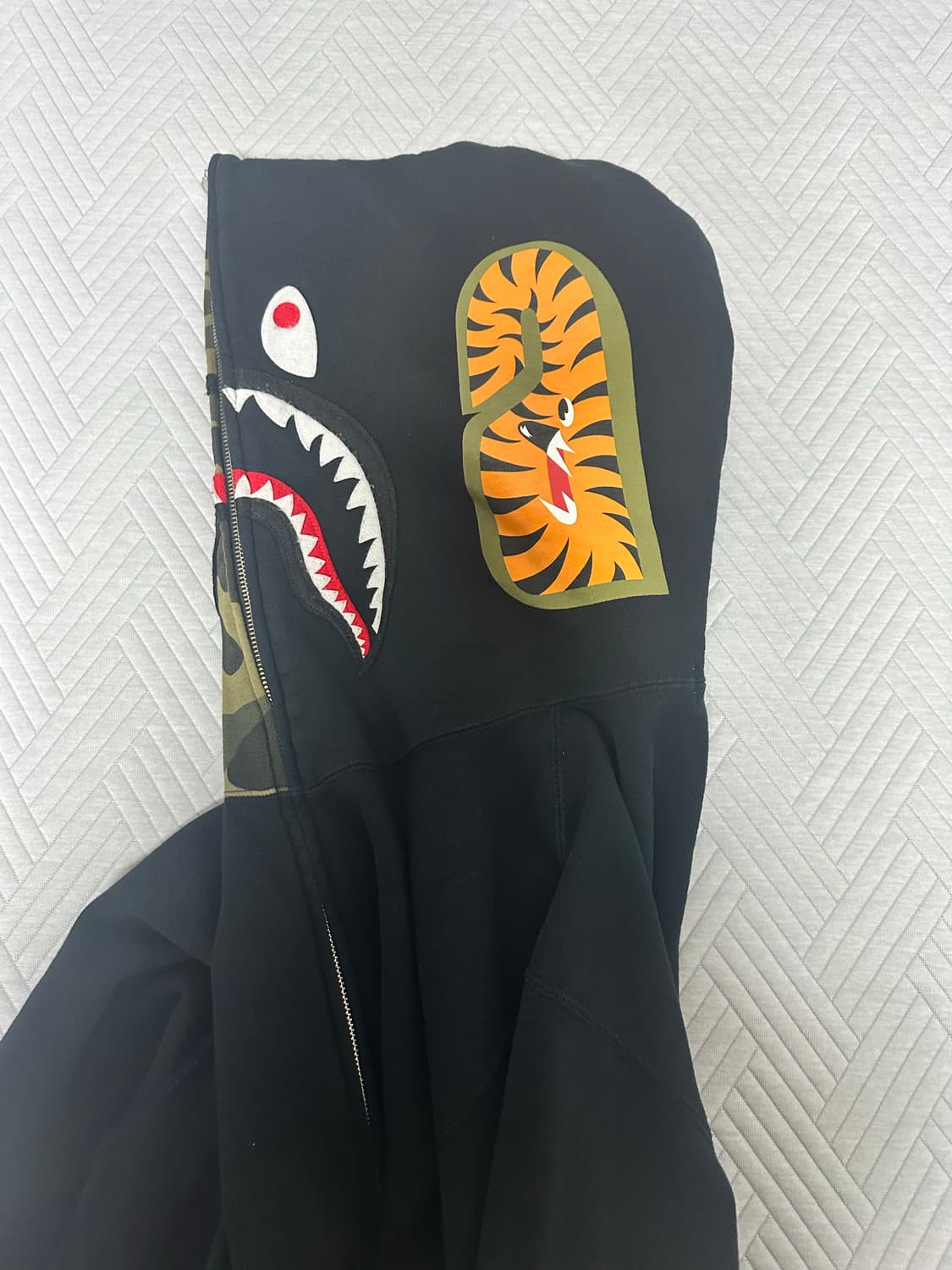 베이프 샤크후드집업 반카모 블랙 상품이미지3