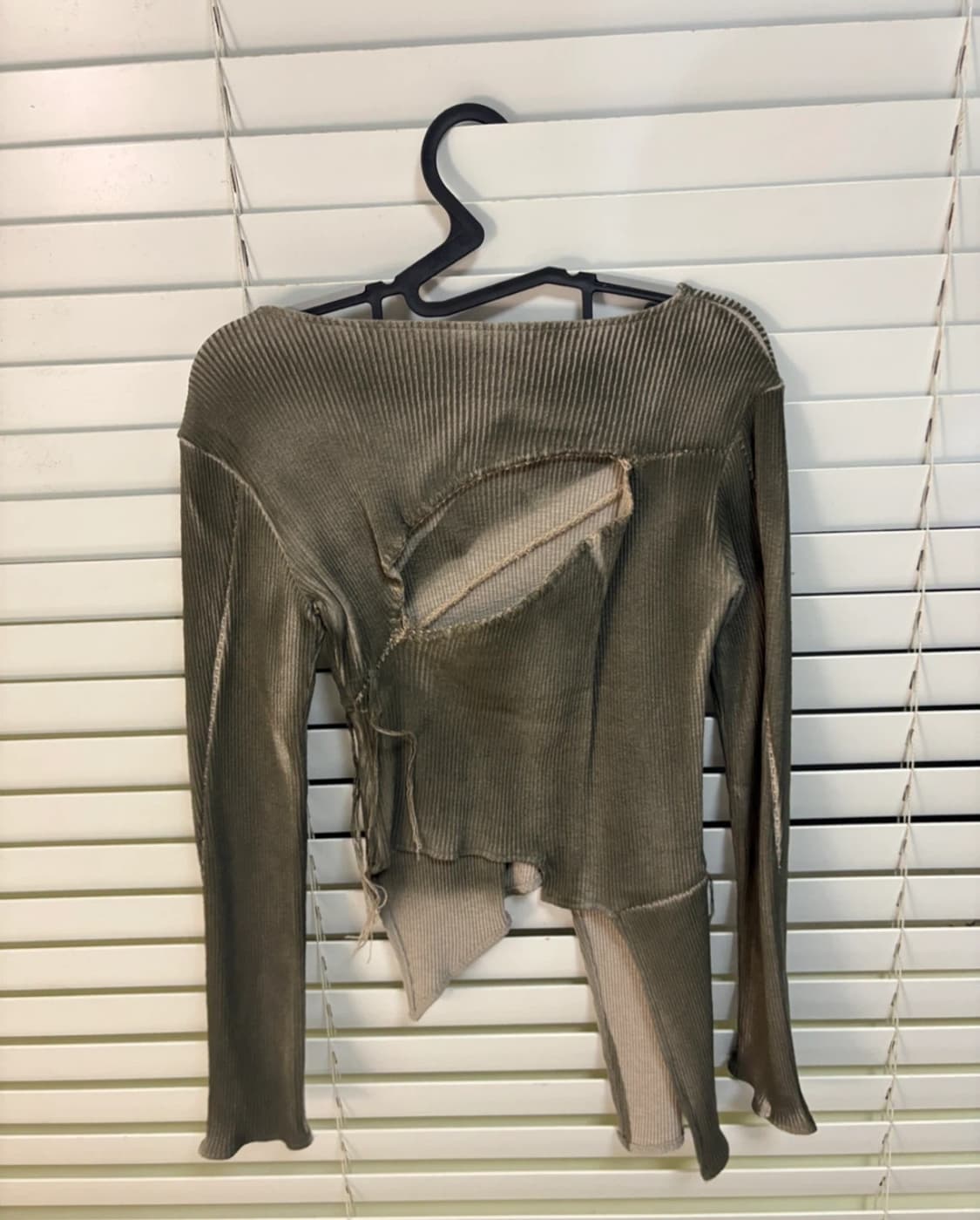 [새상품] Yeel UNBALANCE STITCH TOP KHAKI 상품이미지3