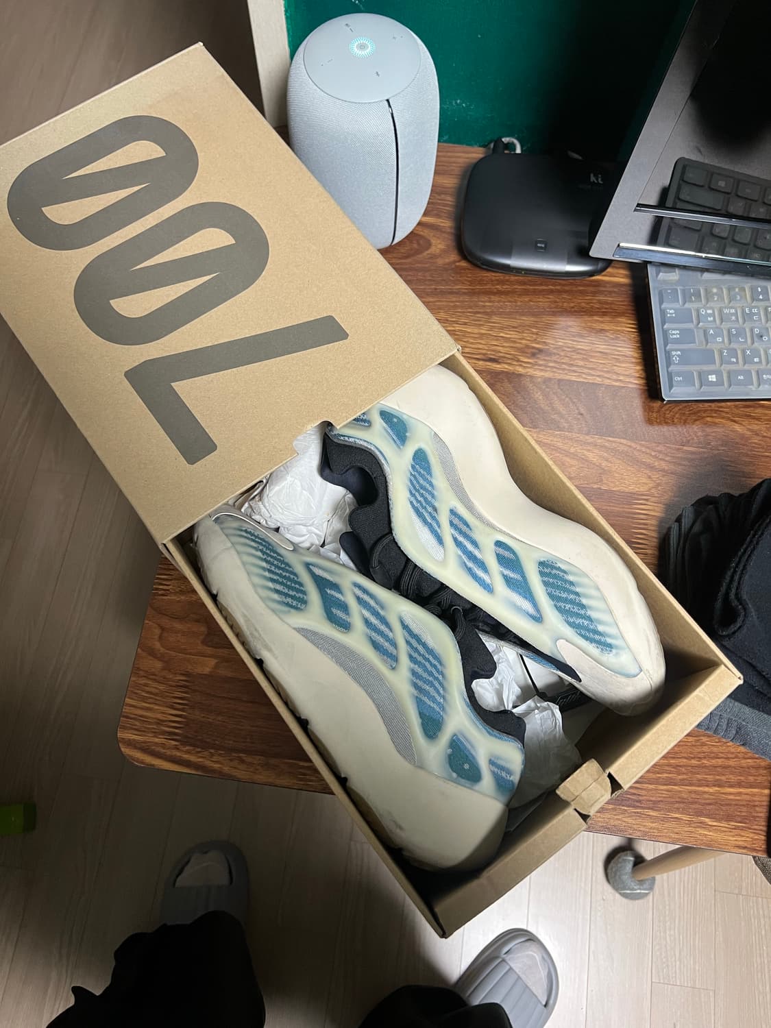 아디다스 이지 700 V3 카이아나이트 275 상품이미지1