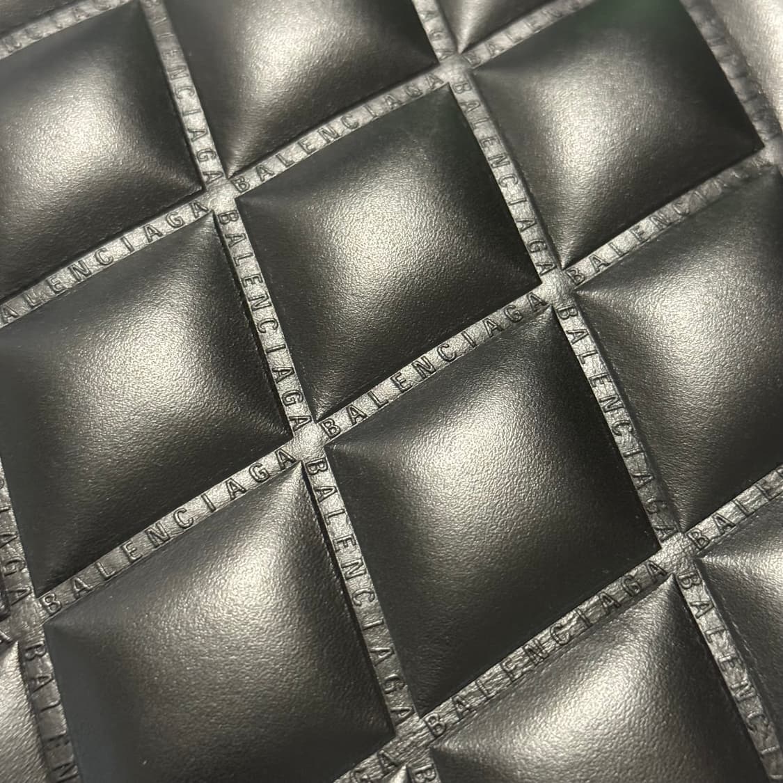 (새상품급) 발렌시아가 퀄팅 레더 클러치 블랙 상품이미지5