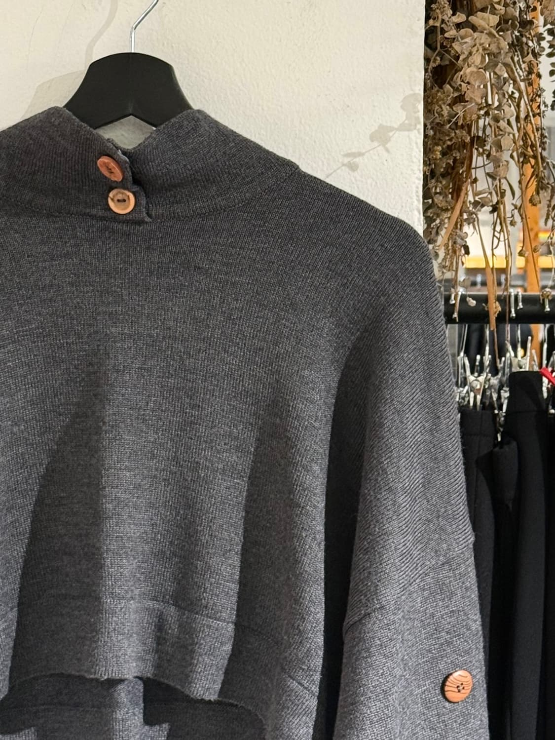 비아 베르디 11 차콜 울 혼방 버튼 와이드 슬리브 크롭 니트 상품이미지3