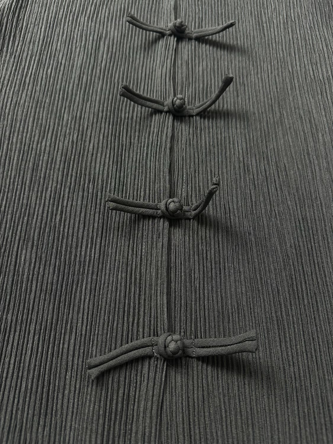 이세이미야케 플리츠 차이나 버튼 탑 상품이미지2