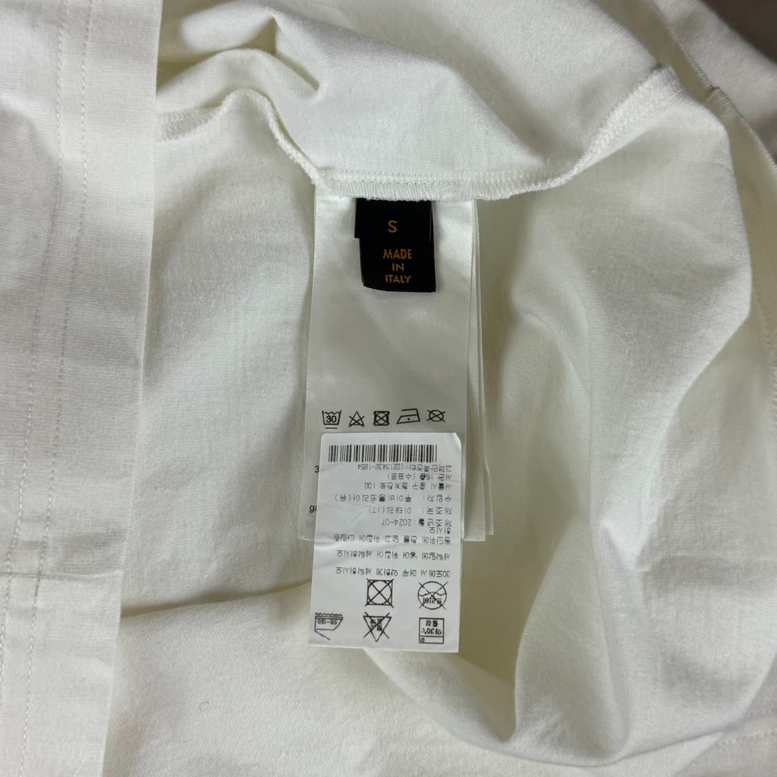 [리오브] 루이비통 엠보스 LV 로고 반팔 상품이미지5
