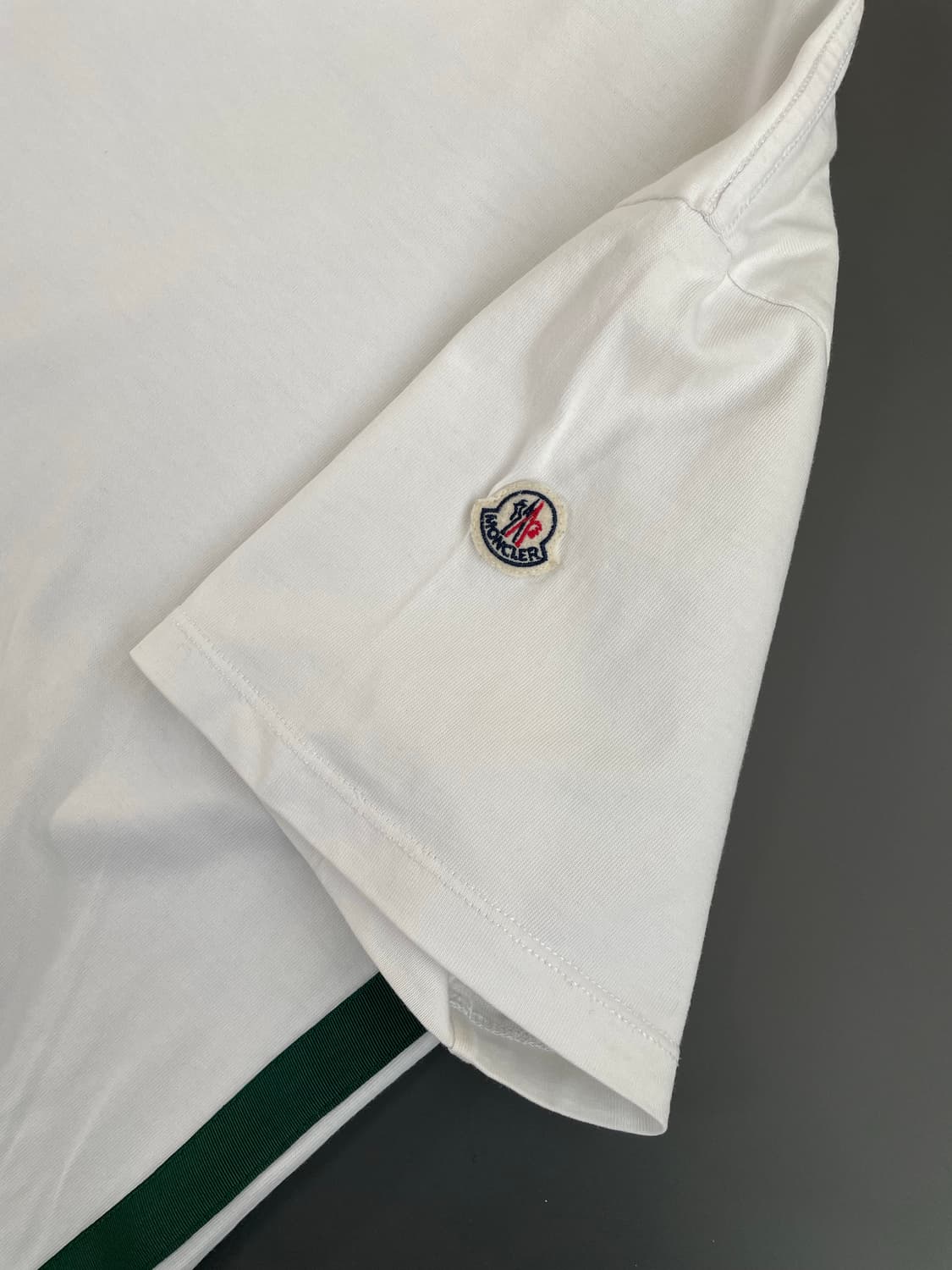 [L] 몽클레어 와펜 패치 사이드 지퍼 반팔 티셔츠 상품이미지4