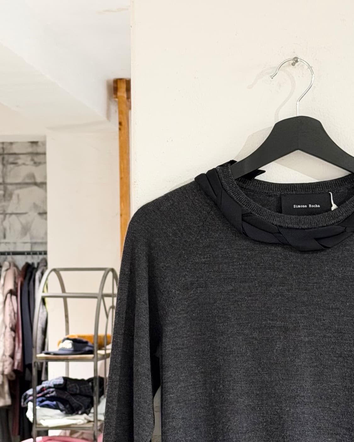 시몬 로샤 차콜 라운드 넥 리본 디테일 니트 상품이미지2