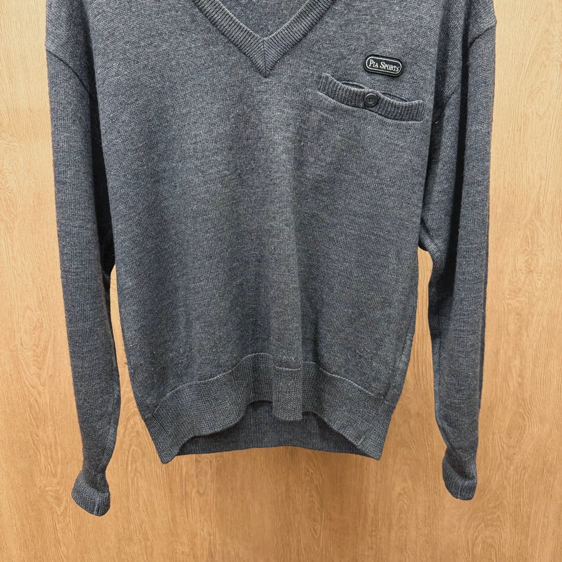 피아스포츠 울 브이넥 니트 포켓 버튼 로고 자수 디테일 차콜 상품이미지5