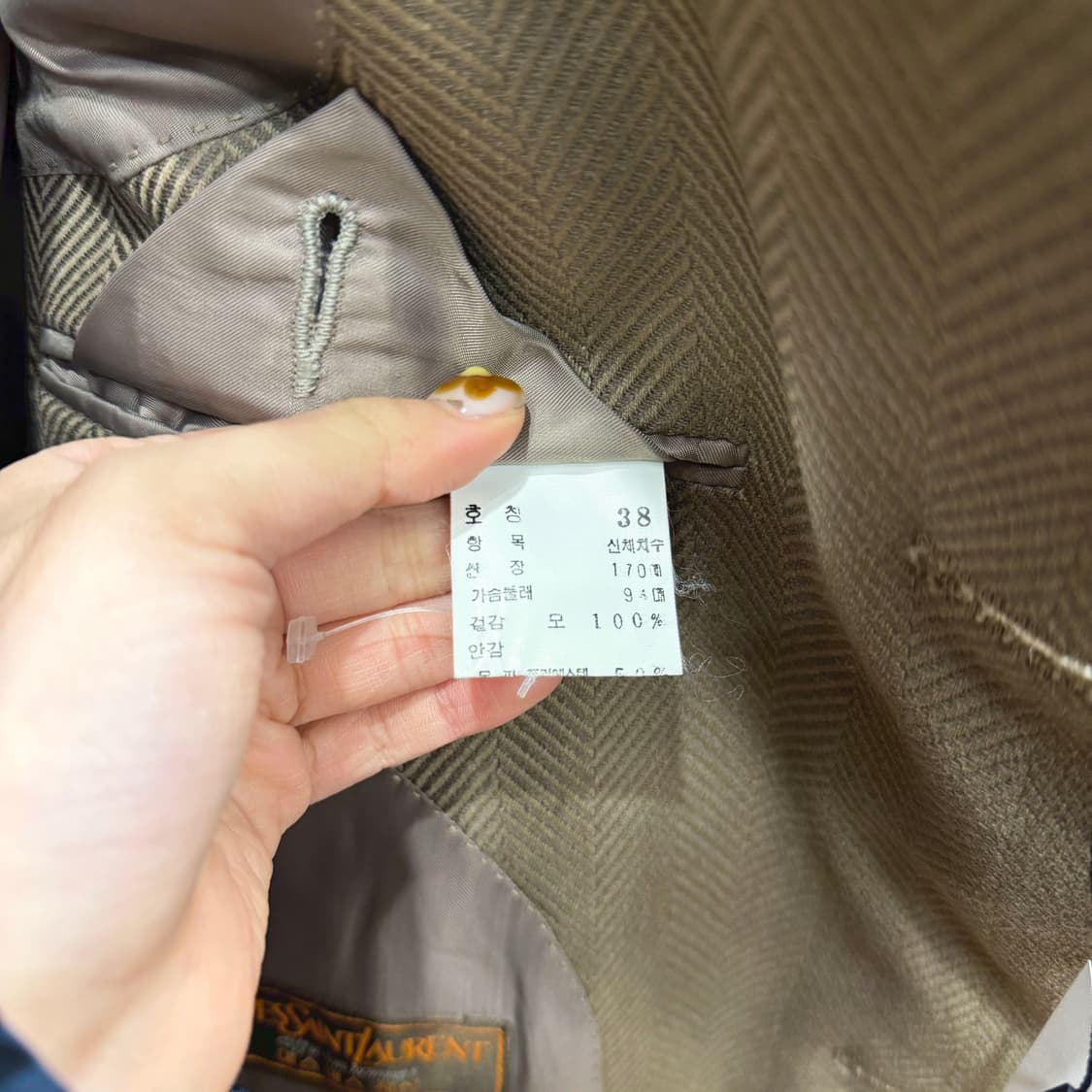 입생로랑 싱글 브레스티드 울 코트 노치드 라펠 헤링본 패턴 디테일 베이지 상품이미지7