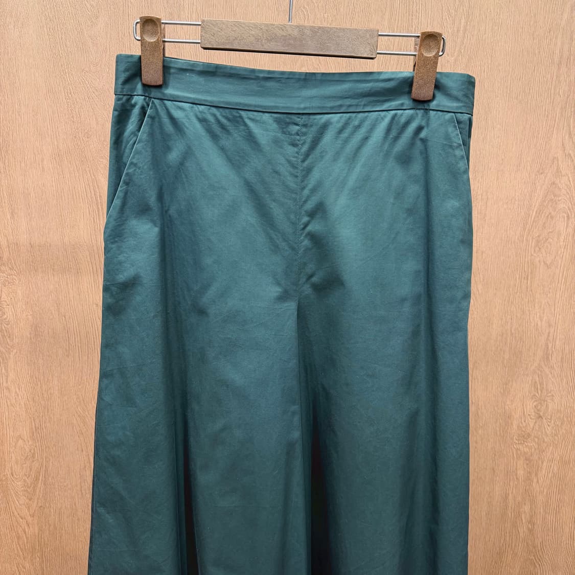 코스 코튼 스커트 팬츠 사이드 히든 지퍼 디테일 와이드핏 딥그린 상품이미지4