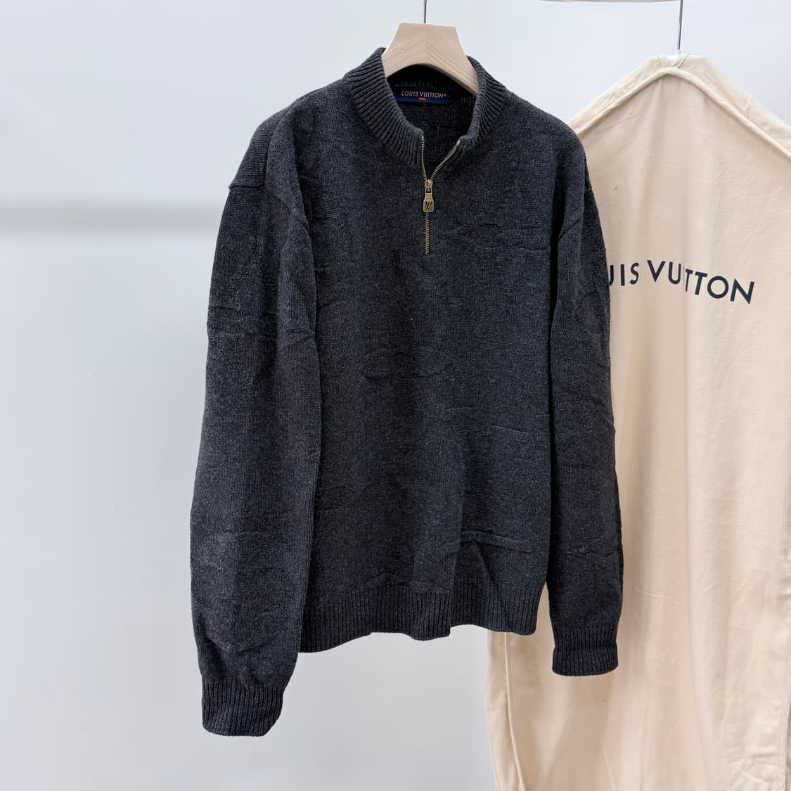 [S+급/XL] 24FW 루이비통 모노그램 울 하프넥 반집업 니트 상품이미지2