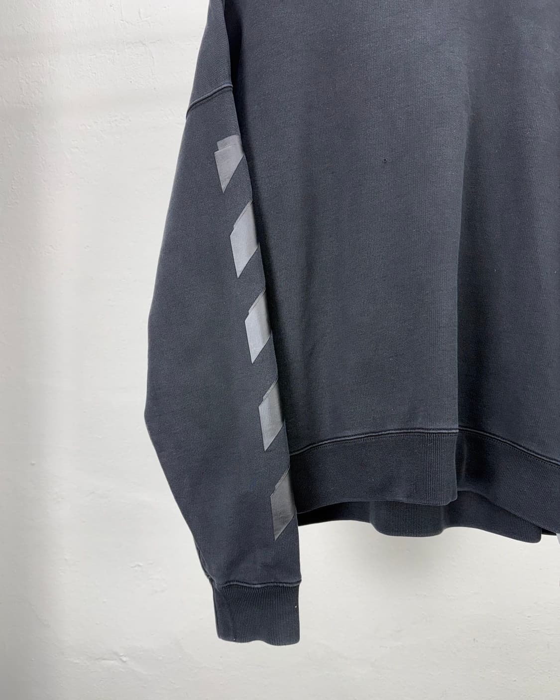 오프화이트 스케이트 애로우 러버 블랙 스웨트 셔츠 상품이미지5