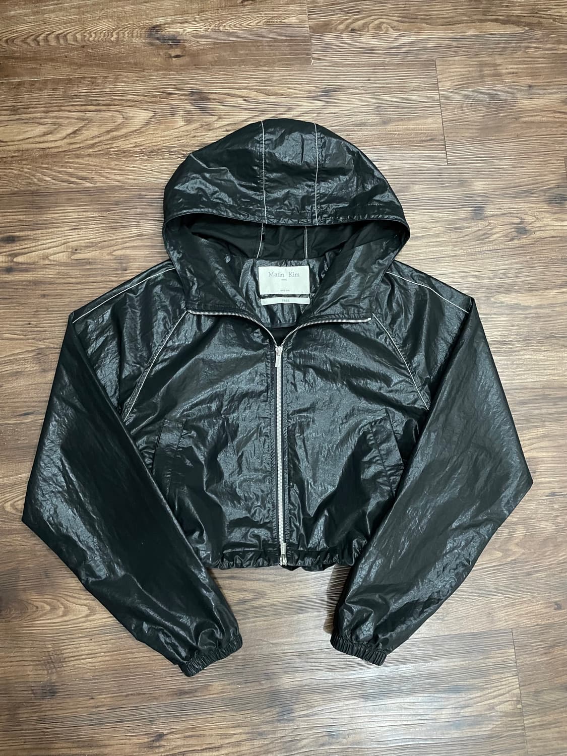 마뗑킴 마뗑 크롭 후디 코팅 점퍼 블랙 상품이미지4