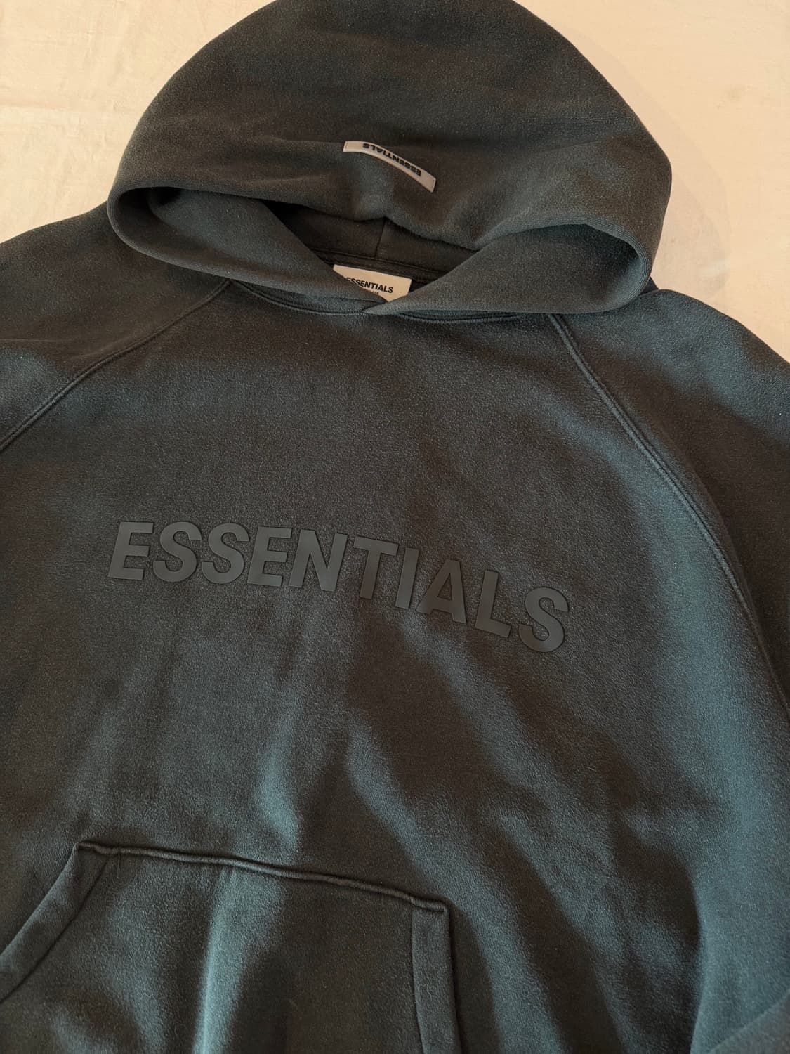 에센셜 피어오브갓 실리콘 로고 후드티 블랙 상품이미지3