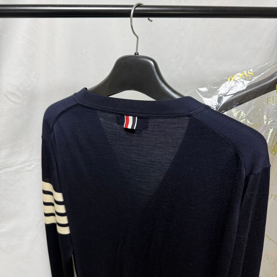 [4사이즈] 톰브라운 클래식 메리노 울 사선 가디건 네이비 상품이미지9