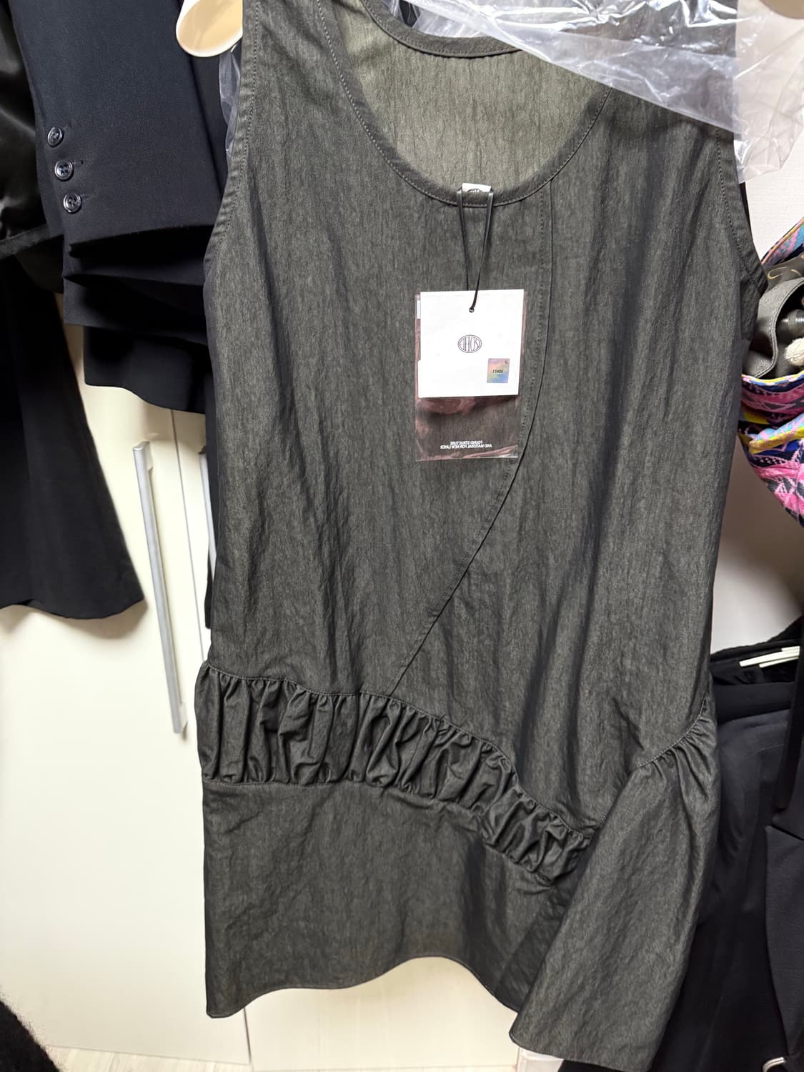 에토스 언발란스 슬리브리스 드레스 딥차콜 상품이미지4