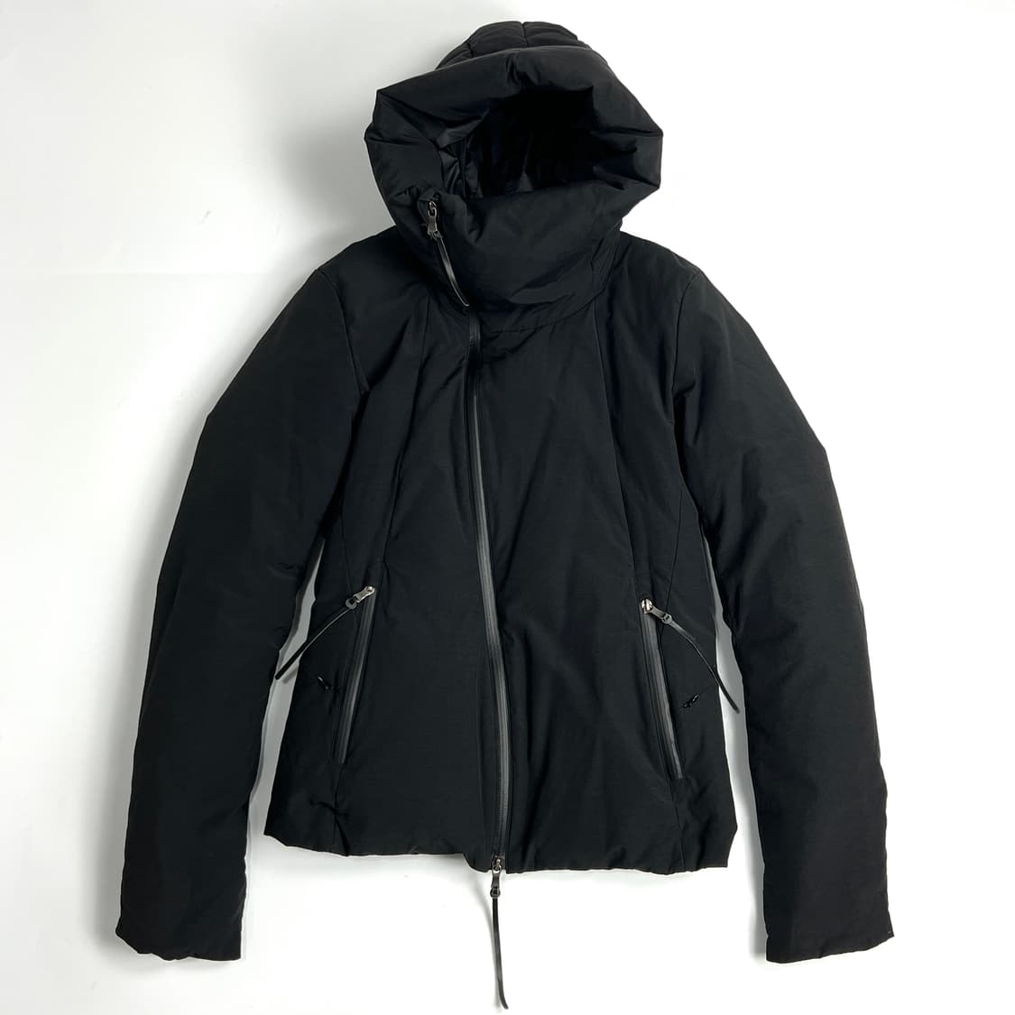 The Viridi Anne 비대칭 하이넥 후드 다운 자켓 상품이미지7